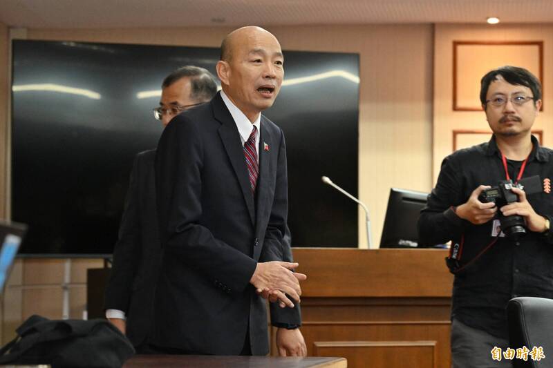 助理怒嗆「我們壓力也很大」 韓國瑜未簽撤案連署匆匆離場