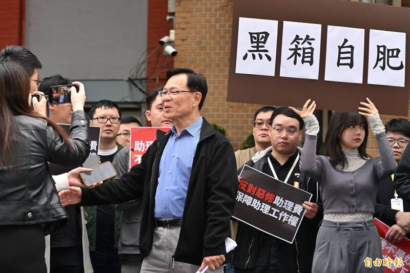 跨黨派國會助理抗議陳玉珍提案修法，長相甜美的宋姓女助理（右二）舉牌抗議「黑箱自肥」。（記者陳逸寬攝）