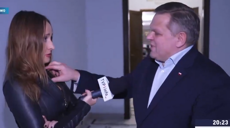 直播放送!波蘭議員暴走「伸手摸女記者領口」 超噁畫面瘋傳