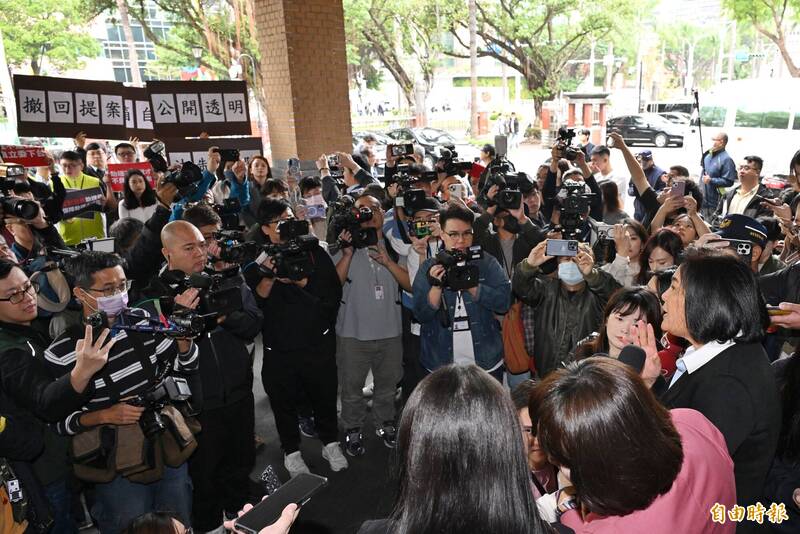 國民黨立委陳玉珍提出「助理費除罪化」修法引發爭議，跨黨派國會助理今天上午在立法院大門集結抗議，訴求撤回法案、保障助理權益。（記者陳逸寬攝）