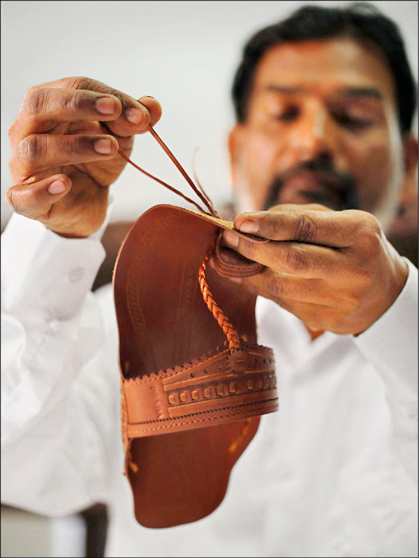 中英對照讀新聞》Prada to launch $930 ‘Made in India’ sandals after backlash普拉達在遭遇批評後,將推出售價930美元的「印度製造」涼鞋