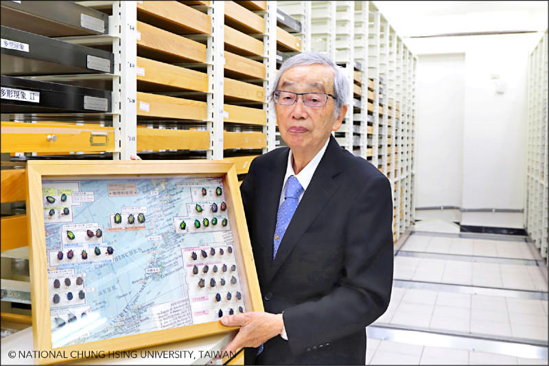 日籍退休教授八田耕吉 再捐興大昆蟲標本