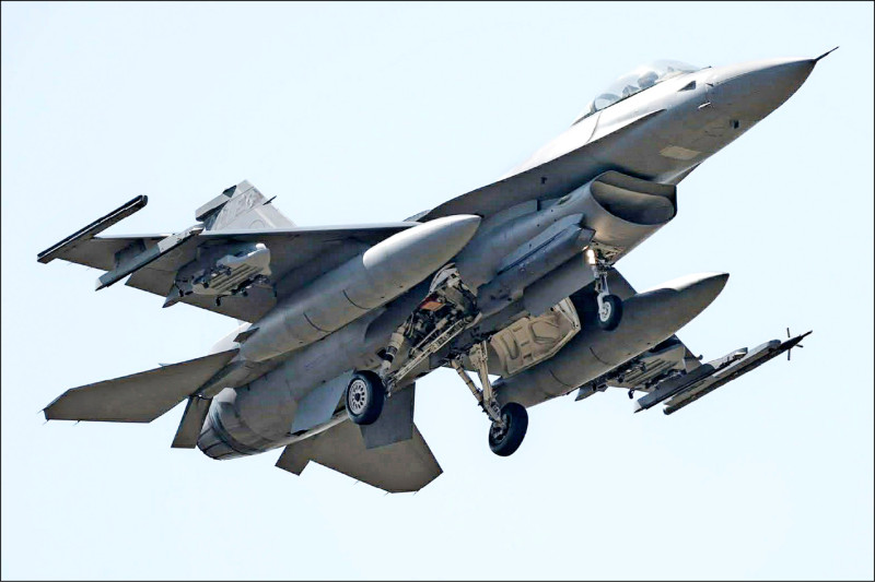 首批複式炸彈架抵台 F-16V打擊火力大提升