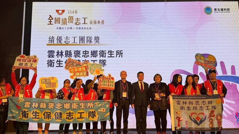 雲林褒忠衛生所志工隊堅守21年 抱回全國績優志工團隊獎
