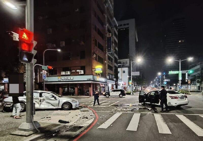 高雄凌晨車禍2傷 疑轉彎車未讓直行車