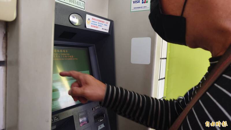 遮臉領錢當場示警!台南防詐AI ATM 金管會評估擴大試辦
