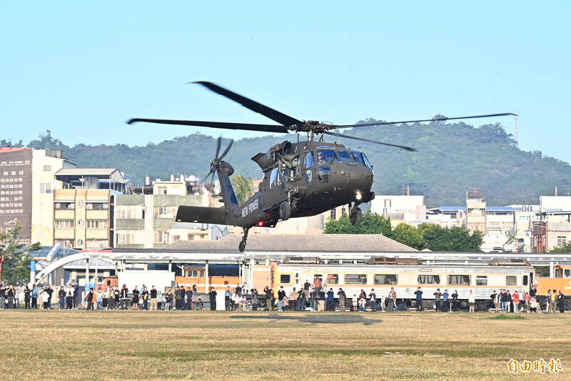 2025駁二動漫祭今開展 百位軍迷清早迎黑鷹直升機登場!