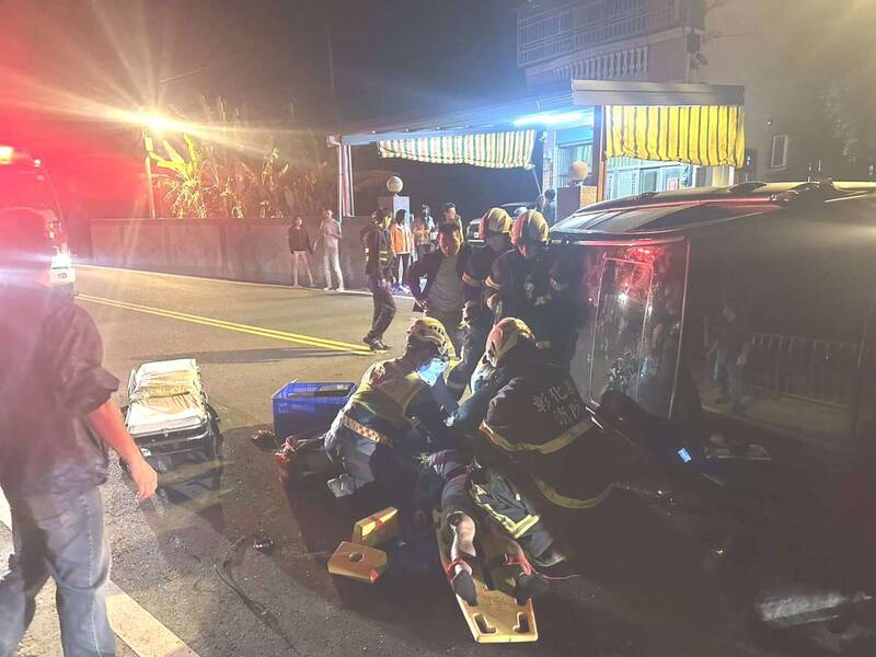 喝到爛醉!彰化賓士休旅車撞民宅翻覆 駕駛送醫急救
