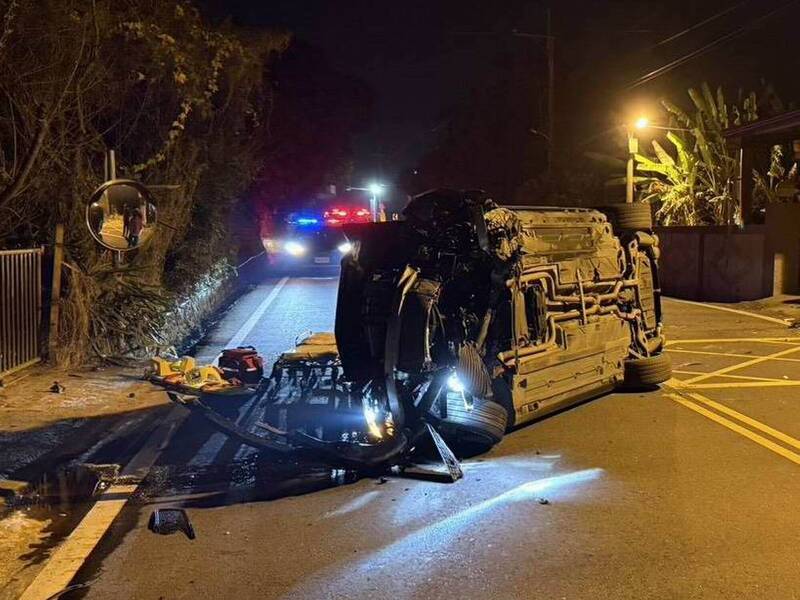 賓士休旅車撞民宅後翻覆。（圖由消防局提供）