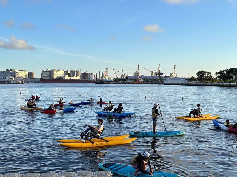 愛河活動梯次太少被罵翻！志工強抱扛回執行長GG了