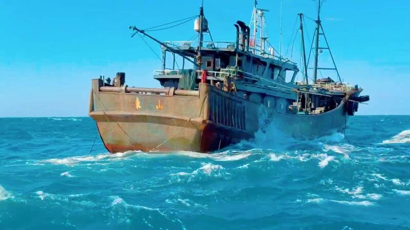 中國鐵殼船囂張越界捕「白金」！不理我方警告 澎湖漁民氣炸