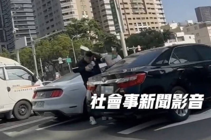 高雄路口行车纠纷爆冲突两驾驶互殴，其中一人持水瓶丢砸另一人。（取自社会事新闻影音）