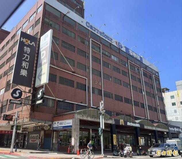 新竹縣政府第2次公告標租家樂福竹北店原址，希望重新活絡這塊黃金商圈。（記者廖雪茹攝）