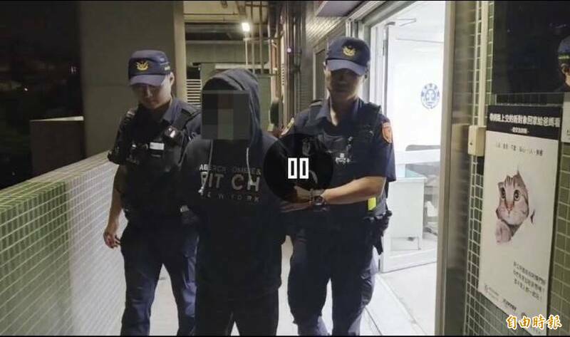 黄男（中）在台中丰原火车站售票大厅砍伤前女友母女。（资料照）