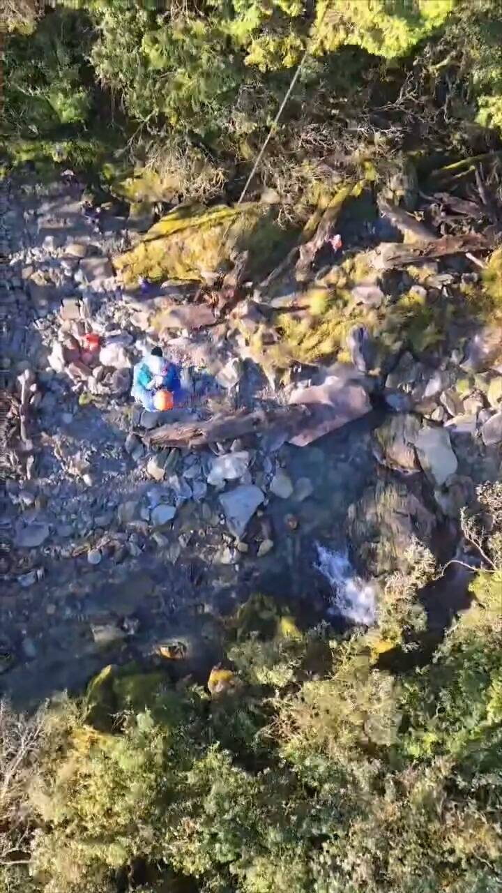 馬博橫斷12人登山團男子手骨折、協作扭傷 空勤直升機吊掛送醫