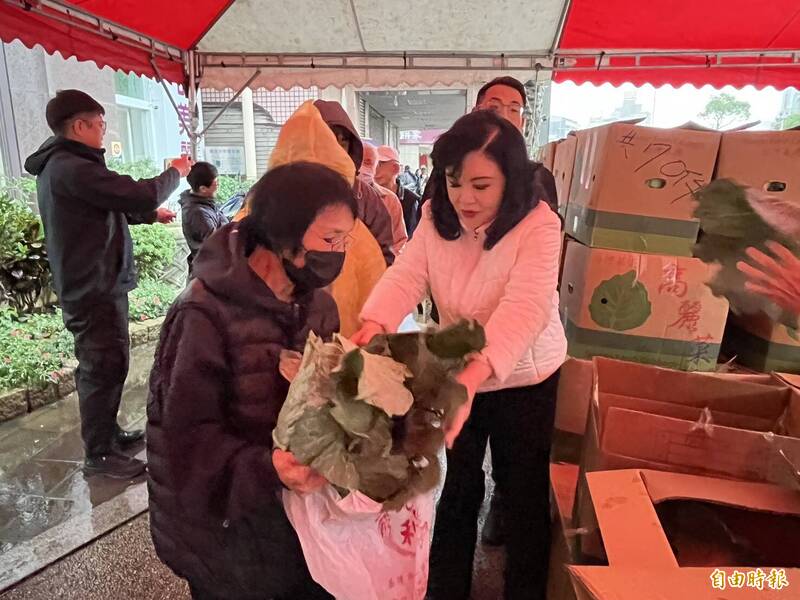 基隆妮可美麗集團總裁白右筠採購高麗菜免費送市民。（記者盧賢秀攝）