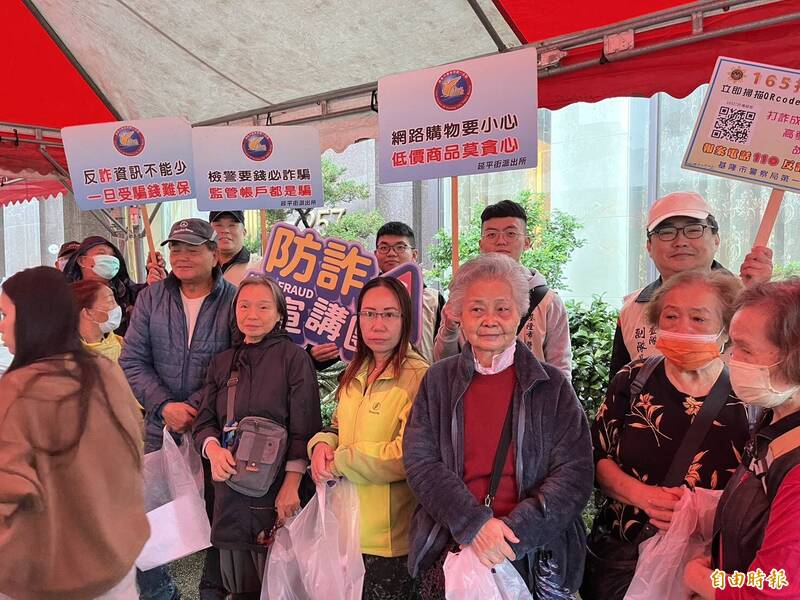 企業免費送高麗菜結合警方防詐騙宣導。（記者盧賢秀攝）