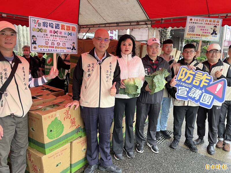 妮可美麗集團送高麗菜，結合分警防詐宣導，公私合力防詐騙。（記者盧賢秀攝）
