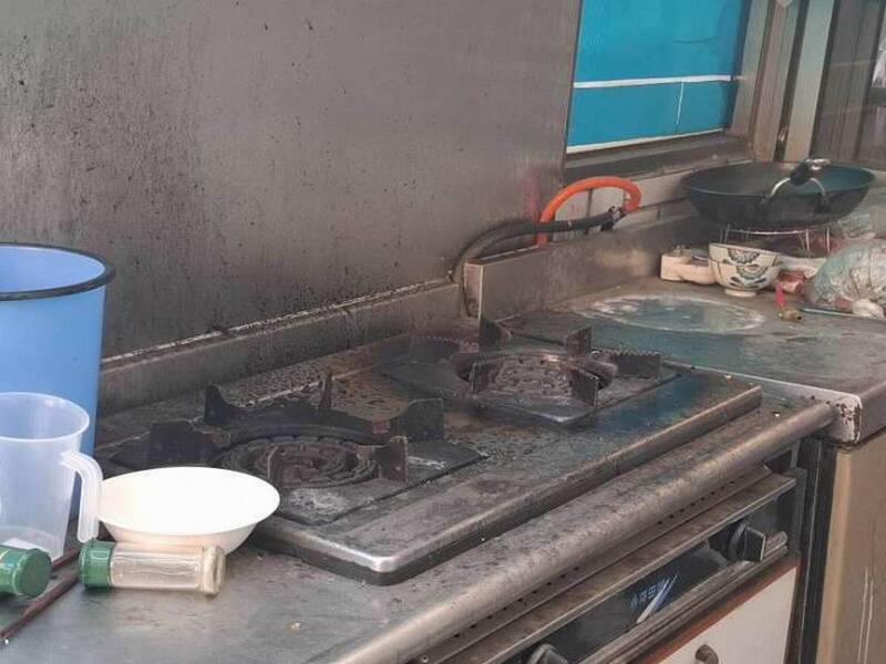 厨房熏黑。（图由消防局提供）