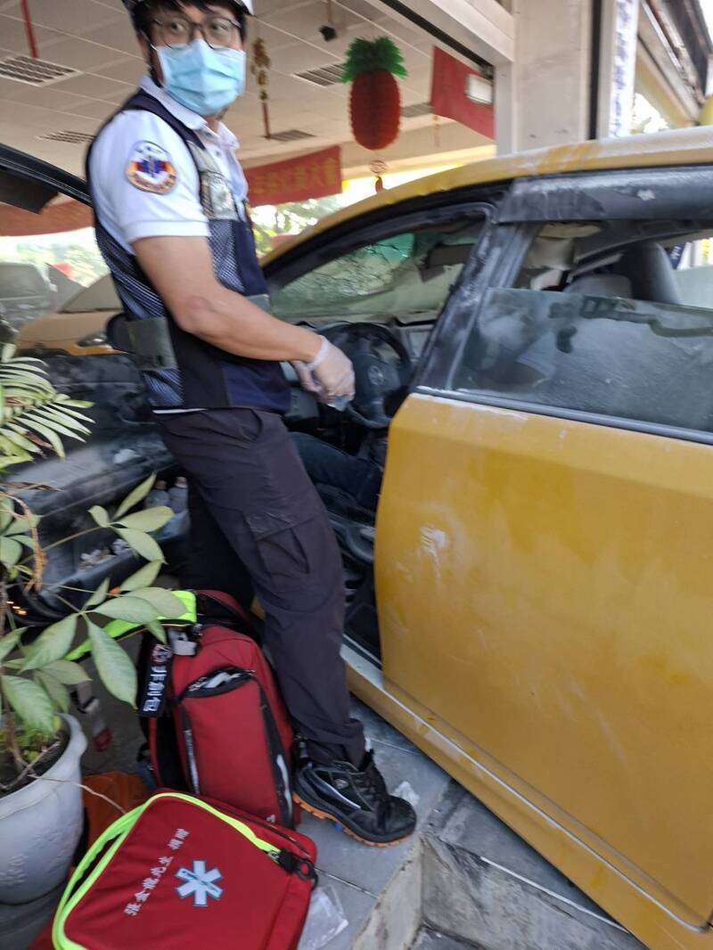 不爽被取消靠行  高雄運將開車衝撞車行引火燒傷送醫