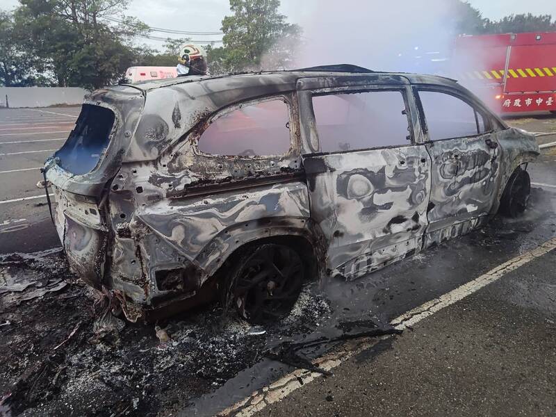 整辆车已烧到剩骨架，令人怵目惊心。（民众提供）