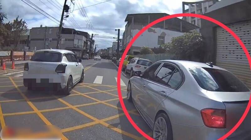 警方在东海六街拦停违规车辆，逮到车上驾驶有吸毒，车后座还有毒品嫌犯。（警方提供）