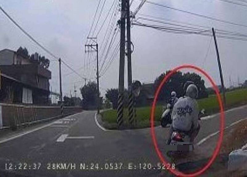 檢舉魔人一路跟! 騎士8分鐘連吃8張罰單慘噴萬元