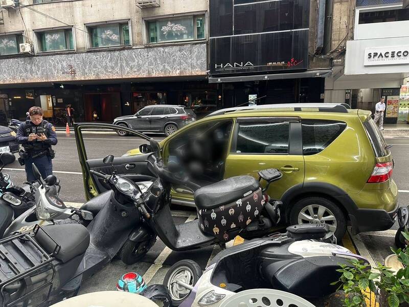 停車未拉手煞! 街頭滑行直撞路邊7機車