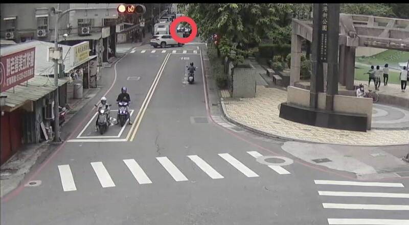 貨車施工違停害轎車逆向  騎車婦迎面撞上頭破血流一度失去意識