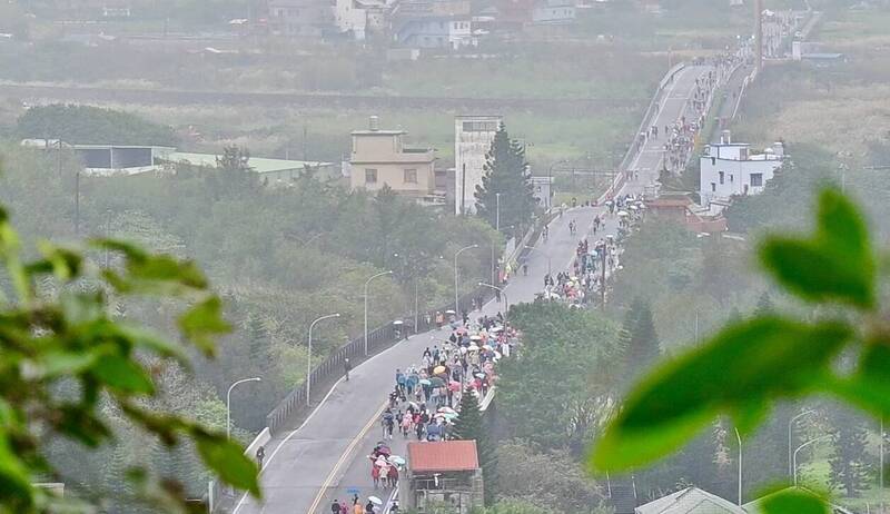 千餘人雨中「美麗金山走跑」 「波浪路」搶眼