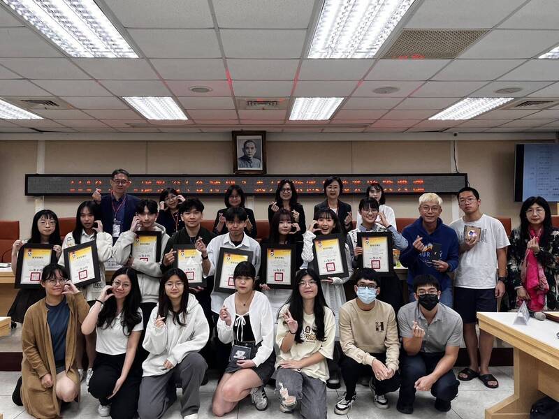 成大生設計人權教育教案 運用Padlet及LINE聊天機器人獲獎