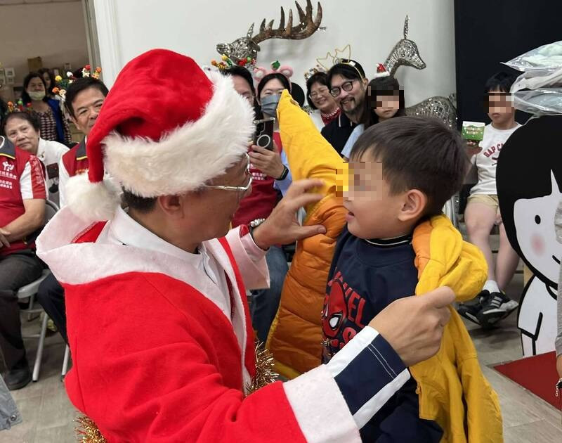 彰化家扶連10年獲贈羽絨衣 初代青年穿羽絨衣現身