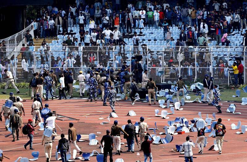 国际足球巨星梅西到访加尔各答球场，球迷不满看不到梅西愤而丢入大批杂物。（路透）