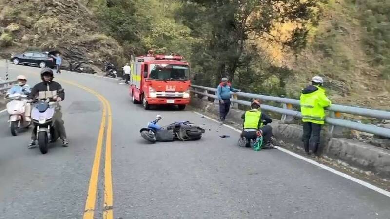 屏東霧台84歲嬤騎機車自撞 墜入30公尺深橋下不治