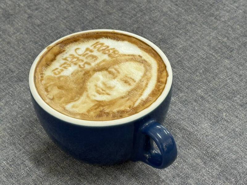 太美了！校友回母校秀咖啡拉花 「奶泡人像」讓人捨不得喝