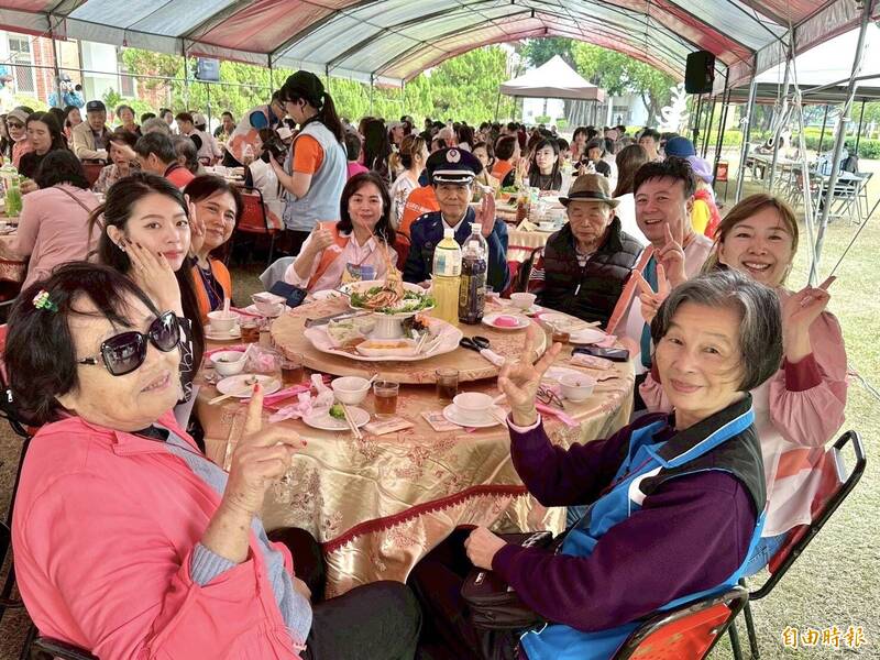 獨老提前圍爐！學生義煮變身「一日孫子」25桌好料暖心上菜