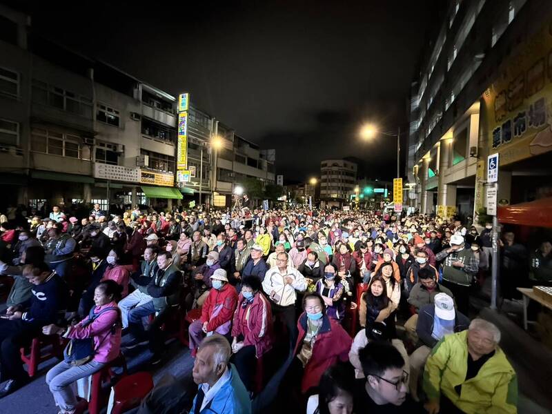 類初選黃金週末！邱建富團結晚會場面熱  民眾喊「天降甘霖、好兆頭」