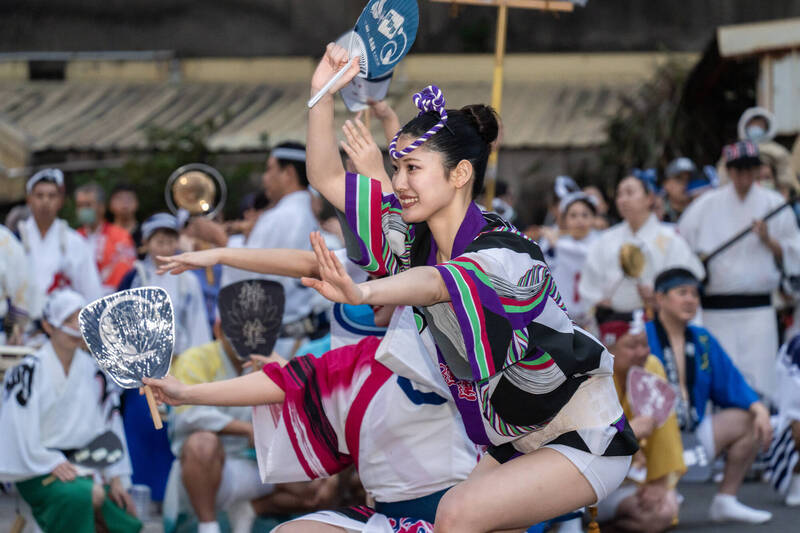 秒到日本!東京高圓寺阿波舞踩街 竹市民引圍觀直呼賺很大