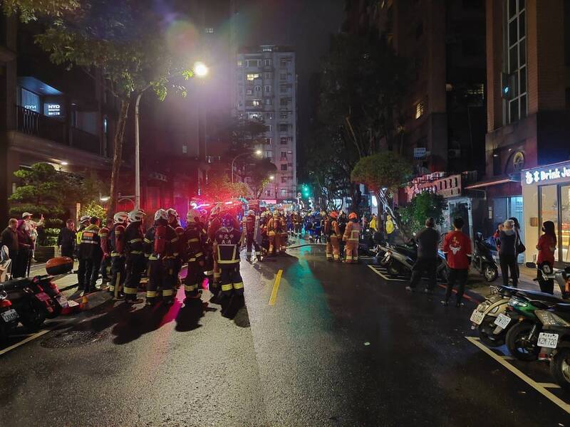 新店快炒店火警 警、消疏散店內近80人