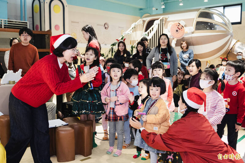 蘇巧慧辦耶誕親子派對 「水獺阿公」蘇貞昌領唱台語耶誕歌曲