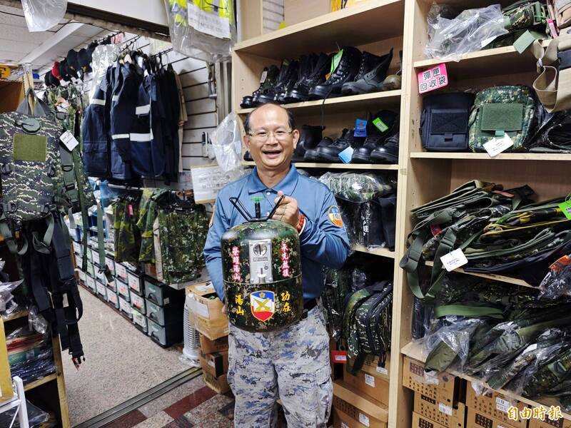 二王軍用品店業者張裕紳全力經營網路市場,讓老字號繼續走進新時代。(記者吳俊鋒攝) 二王軍用品店業者張裕紳全力經營網路市場,讓老字號繼續走進新時代。(記者吳俊鋒攝)