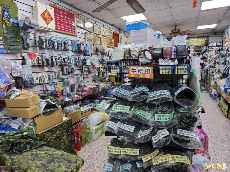 店內空間不大,但分門別類地展售各式軍用品,一應俱全。(記者吳俊鋒攝) 店內空間不大,但分門別類地展售各式軍用品,一應俱全。(記者吳俊鋒攝)