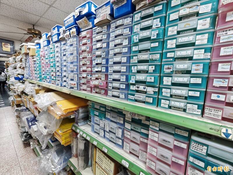 店內各部隊的軍用文書表格,相當齊全。(記者吳俊鋒攝) 店內各部隊的軍用文書表格,相當齊全。(記者吳俊鋒攝)