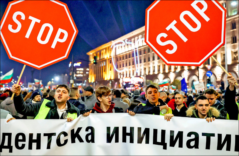 歐洲首例! 反貪腐反增稅 保加利亞Z世代推翻政府