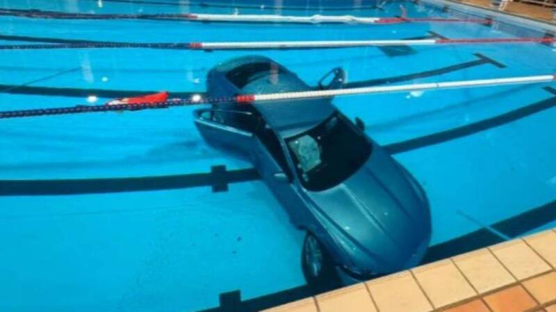 Jaguar游泳……法國媽載5歲女兒 撞破玻璃帷幕衝入泳池