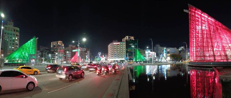 高雄超幸福!市民發文「兒子想看聖誕燈」高捷加班趕出來了