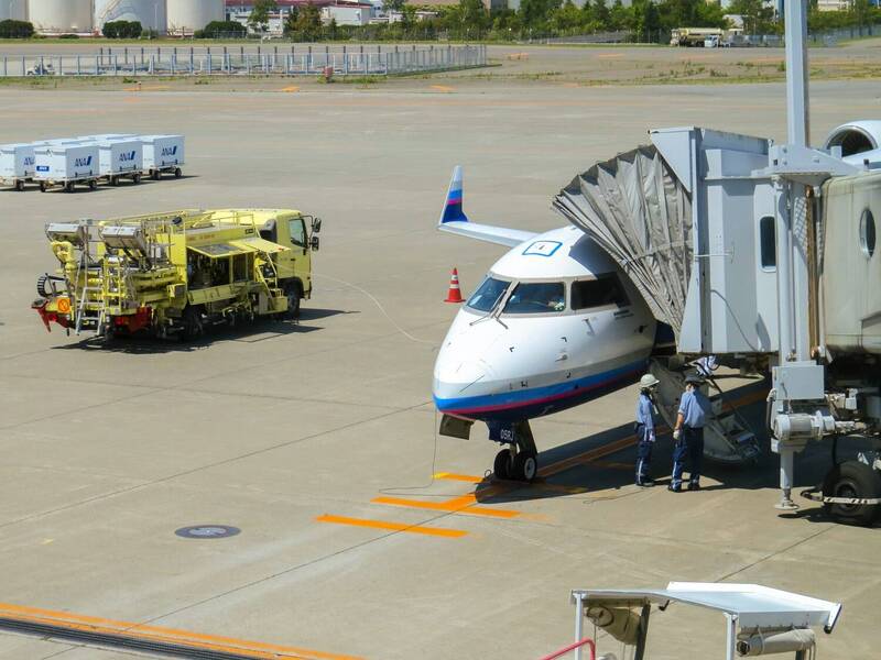 載誰？新加坡私人飛機在北海道滑出跑道 機上8人未受傷