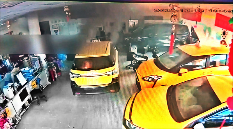 靠行糾紛 運將車上點火再撞進車行