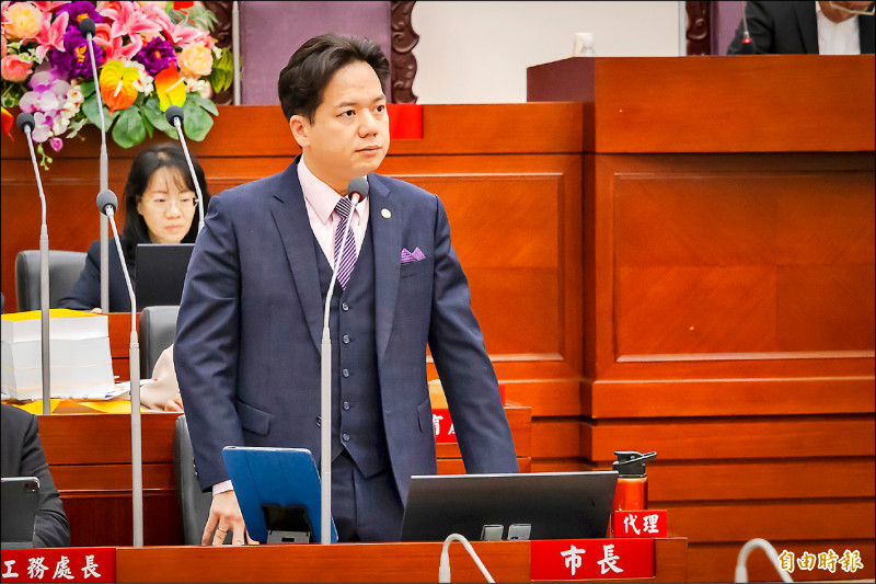 2年出國8次 邱臣遠挨批「出國遠」