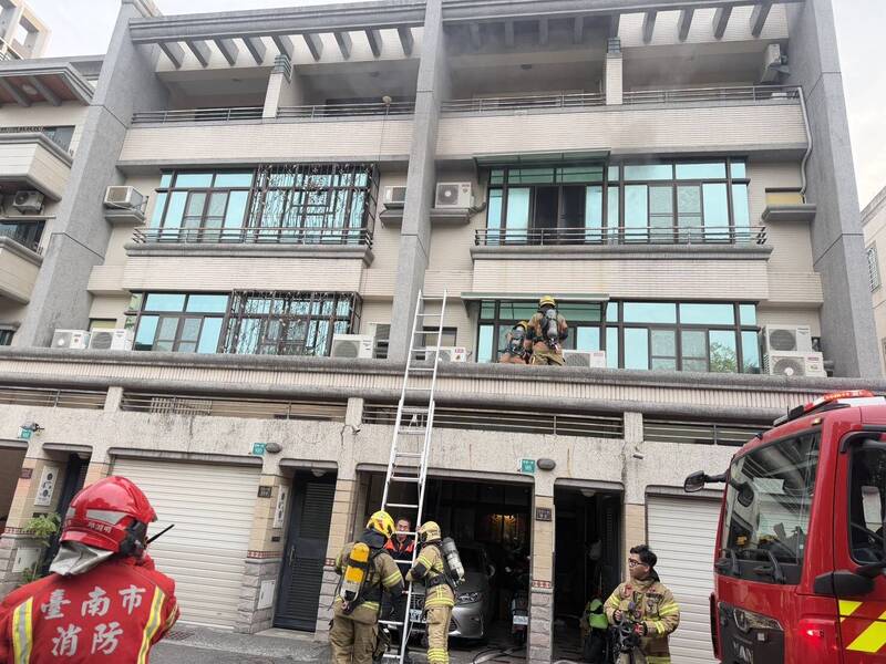 台南北區透天宅清晨失火 8旬翁受困2樓1動作成功自救